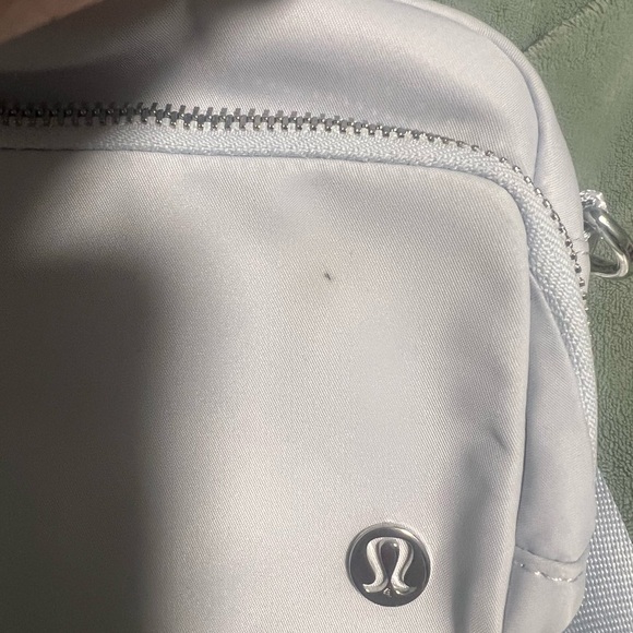NWT lululemon crossbody bag metal hardware starch blue 2 L - Picture 3 of 5
